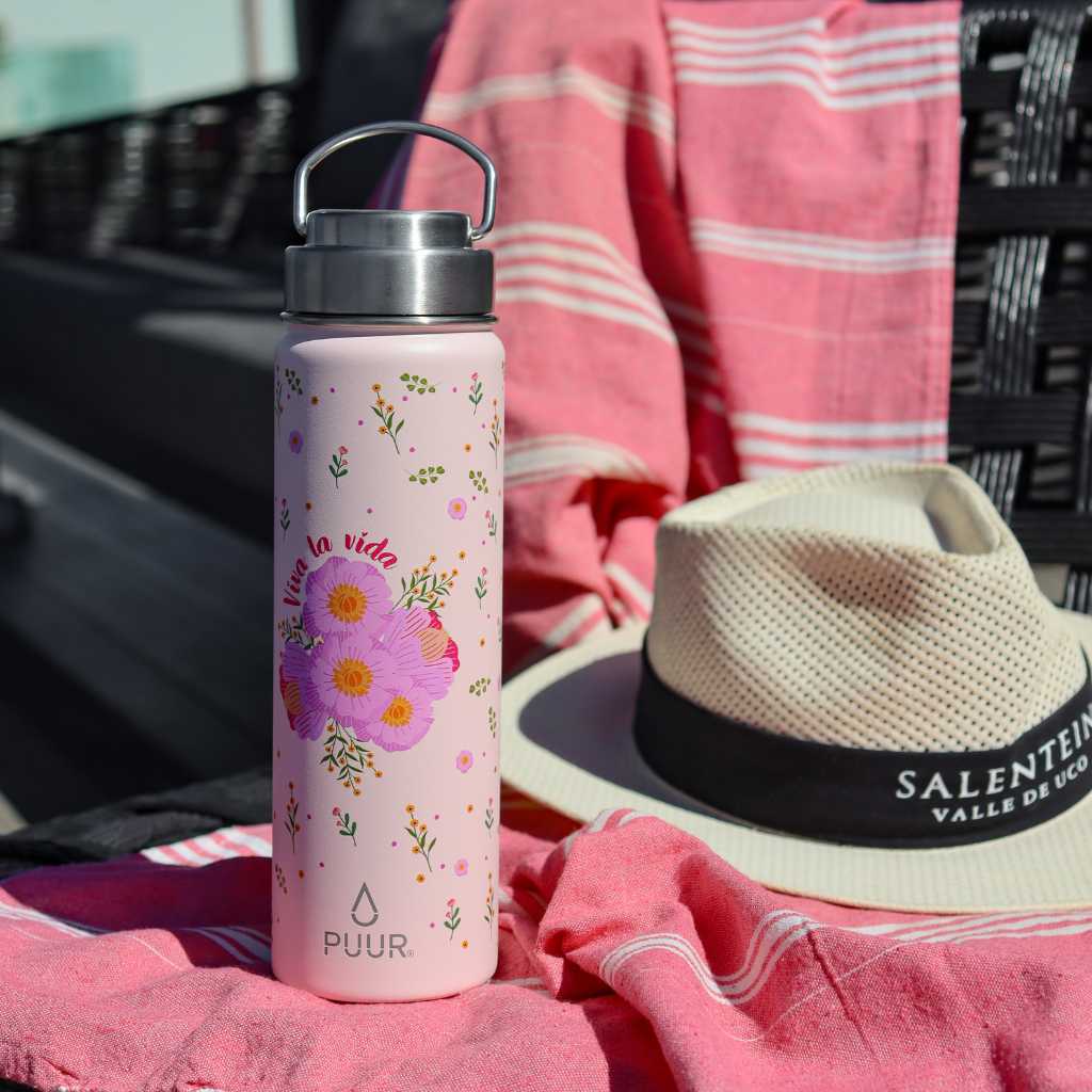 Botella termica puur activa con flores 660ml sobre manta 