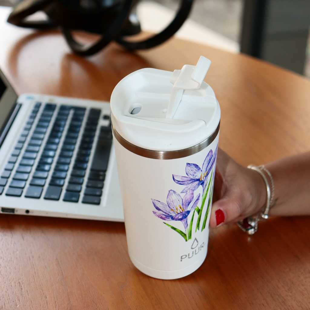 Vaso termico Puur 470ml con diseño de flores en escritorio y tapa abierta