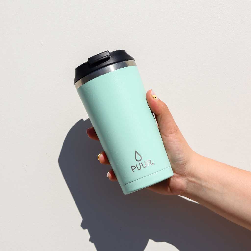 mano con Vaso termico Puur 470ml color verde en fondo blanco