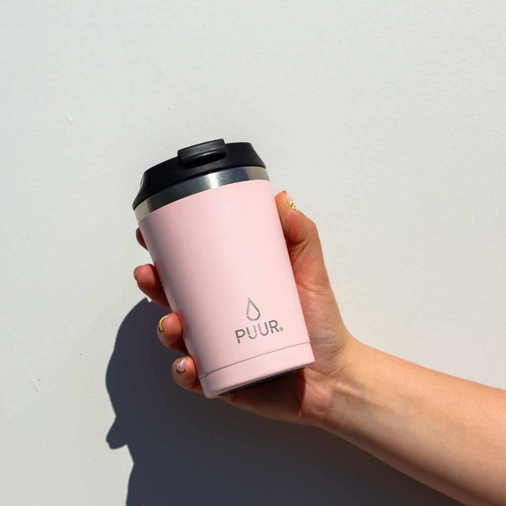 mano con Vaso termico Puur 350ml rosa pastel en fondo blanco