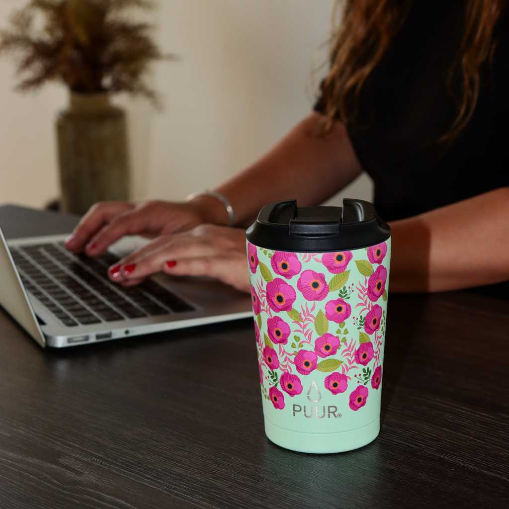Vaso termico Puur 350ml floreado en un escritorio