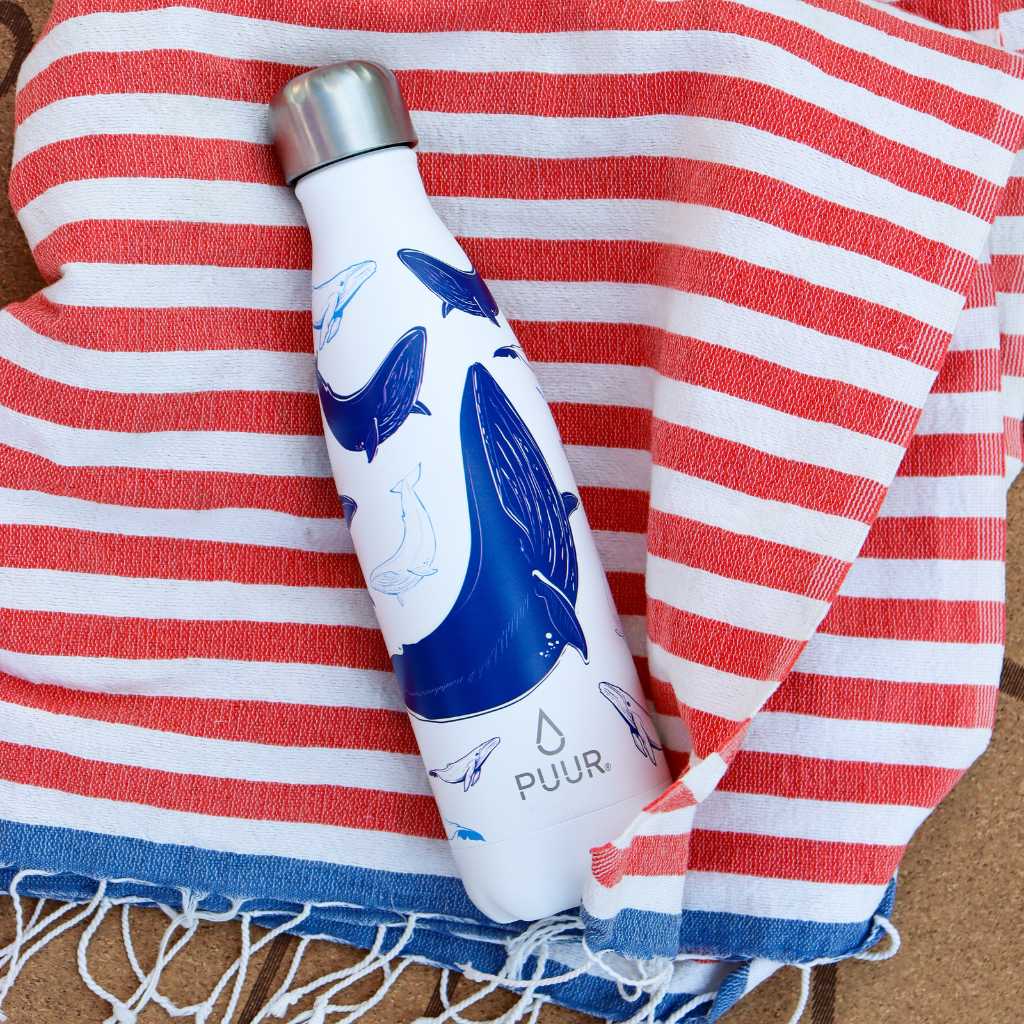 Botella termica Puur 500ml con diseño de ballenas sobre una lona rayada