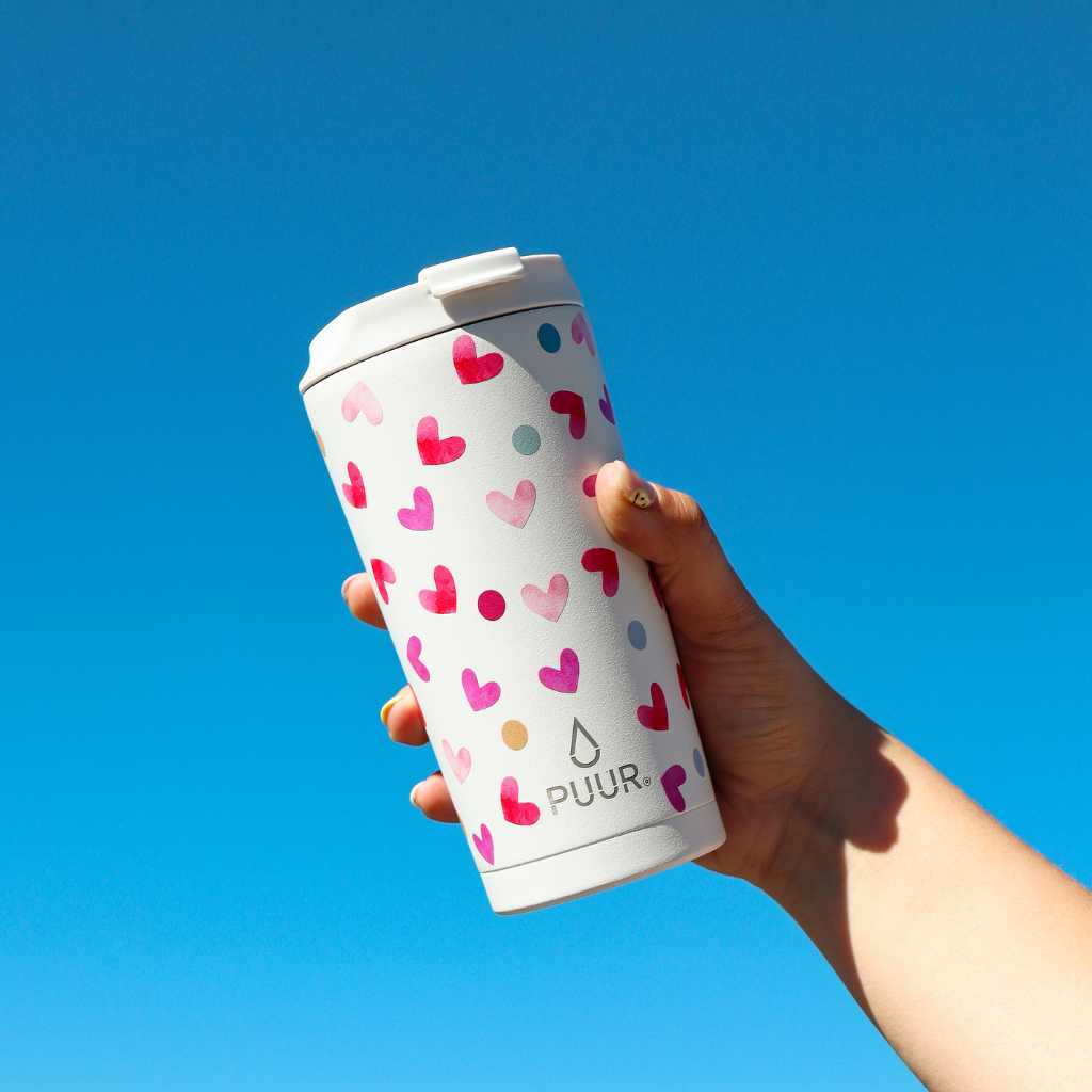 Mano con Vaso termico Puur 470ml con diseño de corazones en  el cielo