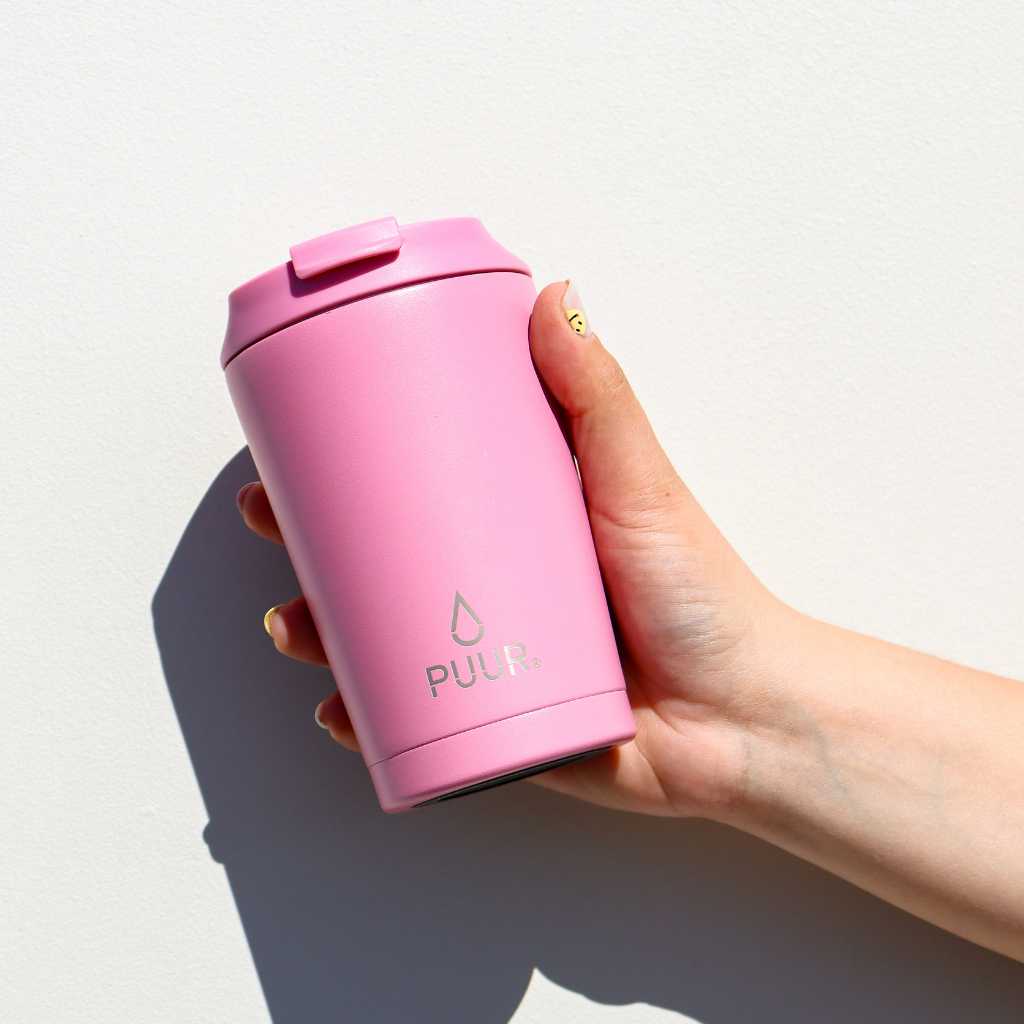 Mano con Vaso termico Puur 350ml color palo rosa en fondo blanco
