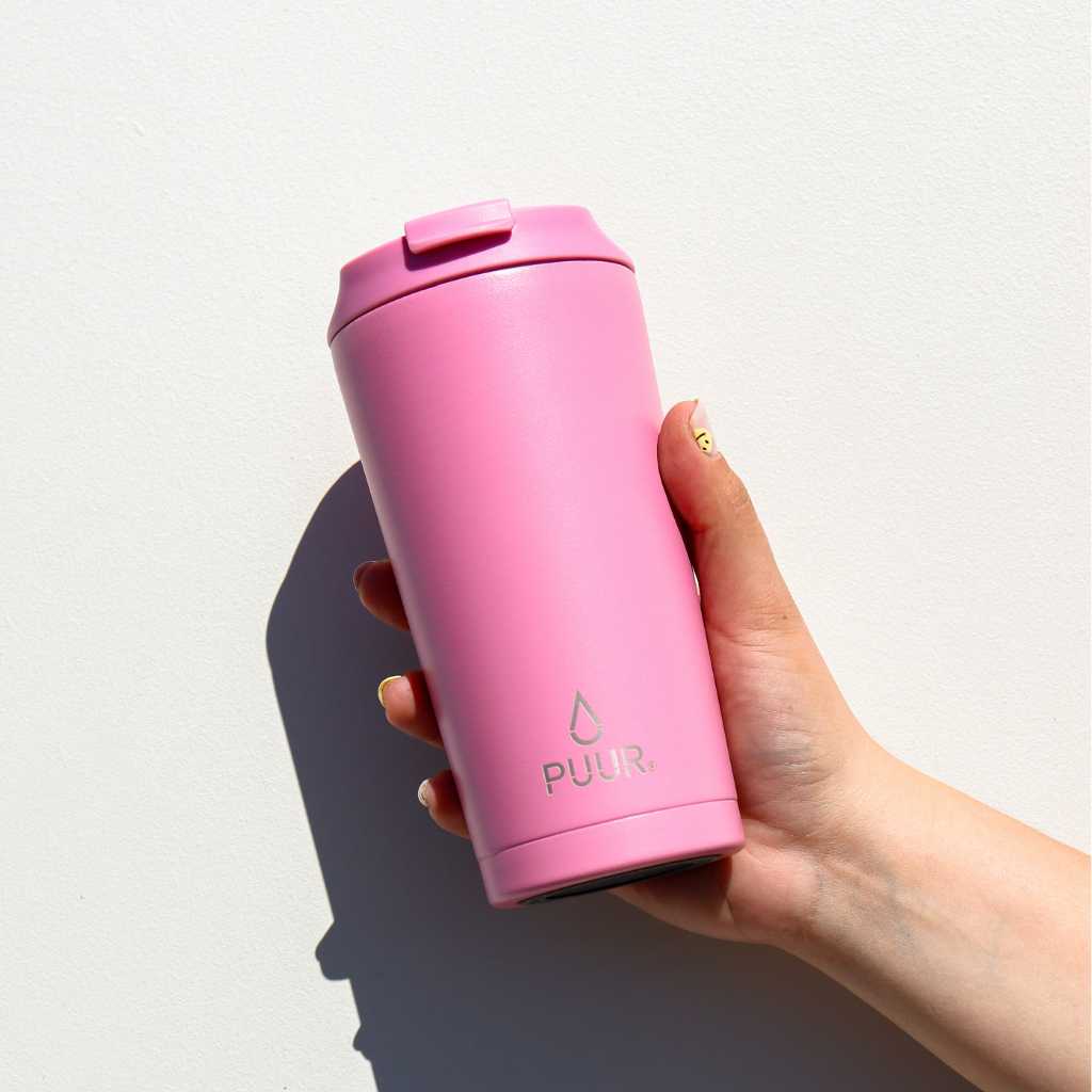 Mano con Vaso termico Puur 470ml color palo rosa en fondo blanco