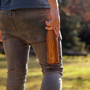 Botella de acero inoxidable de 500 ml que asemeja madera en manos de hombre