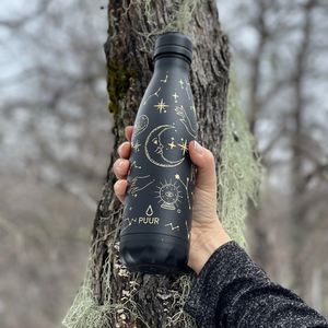 BOTELLA TÉRMICA 500 ML NEGRA CON DISEÑOS MÁGICOS LUNA SOL MANOS EN FONDO NATURAL